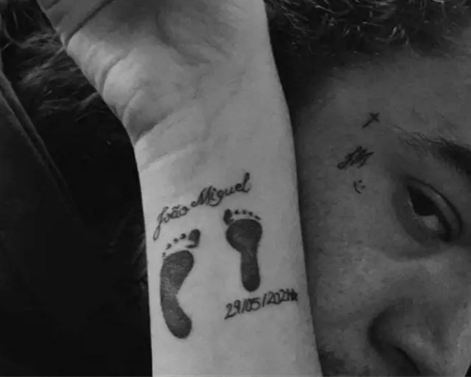 Whindersson e Maria Lina fazem tatuagem para lembrar João Miguel, bebê do casal que morreu após parto